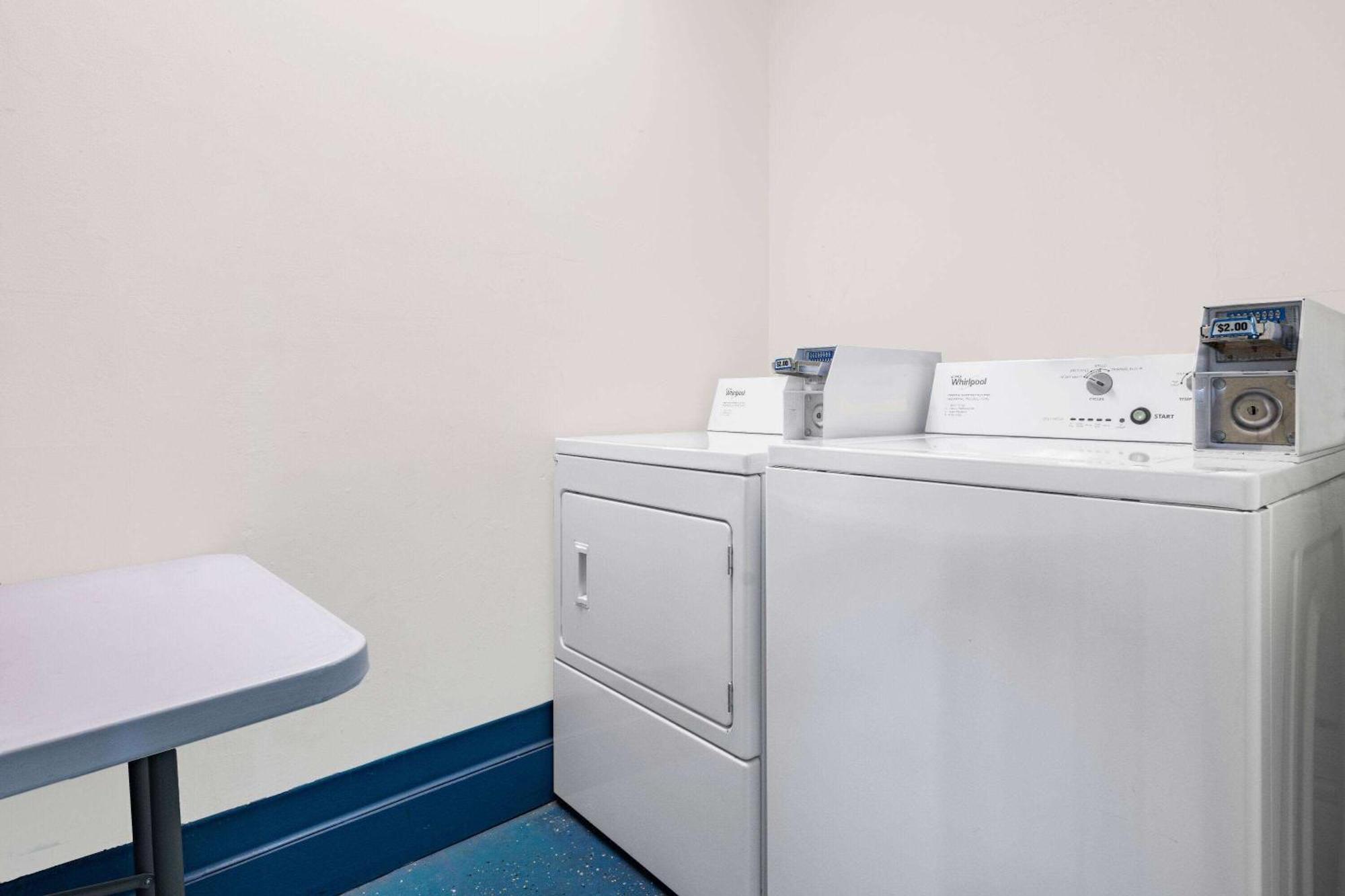 Days Inn And Suites By Wyndham Oxford Extérieur photo